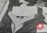 Immagine di Gli aeroplani di carta New York City USA, 1967, secondo 13 filmato di repertorio 65675061510