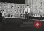 Immagine di Gli aeroplani di carta New York City USA, 1967, secondo 24 filmato di repertorio 65675061510