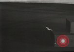 Immagine di Gli aeroplani di carta New York City USA, 1967, secondo 26 filmato di repertorio 65675061510