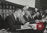 Immagine di Gli aeroplani di carta New York City USA, 1967, secondo 37 filmato di repertorio 65675061510