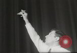 Immagine di Gli aeroplani di carta New York City USA, 1967, secondo 40 filmato di repertorio 65675061510