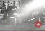 Immagine di Gli aeroplani di carta New York City USA, 1967, secondo 45 filmato di repertorio 65675061510