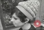 Immagine di Sfilata di moda Parigi Francia, 1967, secondo 10 filmato di repertorio 65675061511