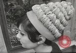 Immagine di Sfilata di moda Parigi Francia, 1967, secondo 11 filmato di repertorio 65675061511