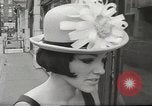 Immagine di Sfilata di moda Parigi Francia, 1967, secondo 21 filmato di repertorio 65675061511
