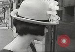 Immagine di Sfilata di moda Parigi Francia, 1967, secondo 22 filmato di repertorio 65675061511
