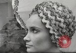 Immagine di Sfilata di moda Parigi Francia, 1967, secondo 26 filmato di repertorio 65675061511