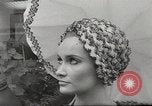 Immagine di Sfilata di moda Parigi Francia, 1967, secondo 27 filmato di repertorio 65675061511