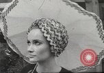 Immagine di Sfilata di moda Parigi Francia, 1967, secondo 28 filmato di repertorio 65675061511