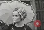 Immagine di Sfilata di moda Parigi Francia, 1967, secondo 29 filmato di repertorio 65675061511