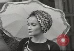 Immagine di Sfilata di moda Parigi Francia, 1967, secondo 31 filmato di repertorio 65675061511