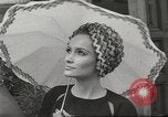Immagine di Sfilata di moda Parigi Francia, 1967, secondo 32 filmato di repertorio 65675061511