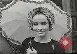 Immagine di Sfilata di moda Parigi Francia, 1967, secondo 34 filmato di repertorio 65675061511