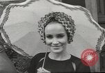 Immagine di Sfilata di moda Parigi Francia, 1967, secondo 35 filmato di repertorio 65675061511