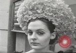Immagine di Sfilata di moda Parigi Francia, 1967, secondo 45 filmato di repertorio 65675061511