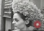 Immagine di Sfilata di moda Parigi Francia, 1967, secondo 46 filmato di repertorio 65675061511