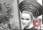 Immagine di Sfilata di moda Parigi Francia, 1967, secondo 59 filmato di repertorio 65675061511