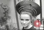 Immagine di Sfilata di moda Parigi Francia, 1967, secondo 60 filmato di repertorio 65675061511