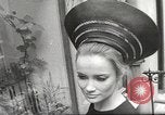 Immagine di Sfilata di moda Parigi Francia, 1967, secondo 61 filmato di repertorio 65675061511