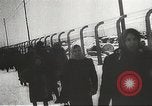 Standbild KZ-Häftlinge Polen, 1945, aus Sekunde 53 historischem Filmmaterial Videoclip 65675061514