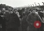 Standbild KZ-Häftlinge Polen, 1945, aus Sekunde 54 historischem Filmmaterial Videoclip 65675061514