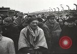 Standbild KZ-Häftlinge Polen, 1945, aus Sekunde 59 historischem Filmmaterial Videoclip 65675061514