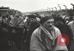 Standbild KZ-Häftlinge Polen, 1945, aus Sekunde 60 historischem Filmmaterial Videoclip 65675061514