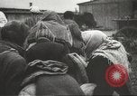 Standbild Gefangenen Polen, 1945, aus Sekunde 32 historischem Filmmaterial Videoclip 65675061517