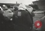 Standbild Gefangenen Polen, 1945, aus Sekunde 35 historischem Filmmaterial Videoclip 65675061517