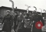 Standbild Gefangenen Polen, 1945, aus Sekunde 49 historischem Filmmaterial Videoclip 65675061517