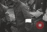 Standbild Gefangenen Polen, 1945, aus Sekunde 58 historischem Filmmaterial Videoclip 65675061517