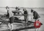 Immagine di I pescatori australiano Queensland Australia, 1944, secondo 9 filmato di repertorio 65675061530