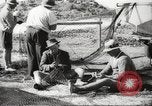 Immagine di I pescatori australiano Queensland Australia, 1944, secondo 12 filmato di repertorio 65675061530