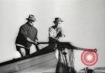 Immagine di I pescatori australiano Queensland Australia, 1944, secondo 15 filmato di repertorio 65675061530