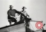 Immagine di I pescatori australiano Queensland Australia, 1944, secondo 17 filmato di repertorio 65675061530