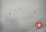 Standbild Allied P-40 Flugzeuge bombardieren Japanisch an Myitkina in Zweiten Weltkrieg Birma, 1944, aus Sekunde 24 historischem Filmmaterial Videoclip 65675061532