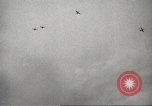 Standbild Allied P-40 Flugzeuge bombardieren Japanisch an Myitkina in Zweiten Weltkrieg Birma, 1944, aus Sekunde 25 historischem Filmmaterial Videoclip 65675061532