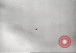 Standbild Allied P-40 Flugzeuge bombardieren Japanisch an Myitkina in Zweiten Weltkrieg Birma, 1944, aus Sekunde 31 historischem Filmmaterial Videoclip 65675061532