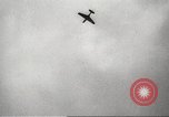 Standbild Allied P-40 Flugzeuge bombardieren Japanisch an Myitkina in Zweiten Weltkrieg Birma, 1944, aus Sekunde 36 historischem Filmmaterial Videoclip 65675061532