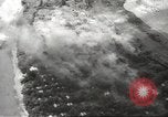 Standbild Allied P-40 Flugzeuge bombardieren Japanisch an Myitkina in Zweiten Weltkrieg Birma, 1944, aus Sekunde 52 historischem Filmmaterial Videoclip 65675061532