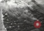 Standbild Allied P-40 Flugzeuge bombardieren Japanisch an Myitkina in Zweiten Weltkrieg Birma, 1944, aus Sekunde 53 historischem Filmmaterial Videoclip 65675061532