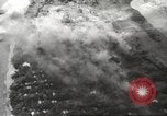 Standbild Allied P-40 Flugzeuge bombardieren Japanisch an Myitkina in Zweiten Weltkrieg Birma, 1944, aus Sekunde 55 historischem Filmmaterial Videoclip 65675061532