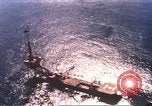 Standbild Offshore Oil Rig Atlantik, 1965, aus Sekunde 6 historischem Filmmaterial Videoclip 65675061602