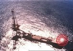 Standbild Offshore Oil Rig Atlantik, 1965, aus Sekunde 10 historischem Filmmaterial Videoclip 65675061602