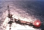 Standbild Offshore Oil Rig Atlantik, 1965, aus Sekunde 11 historischem Filmmaterial Videoclip 65675061602