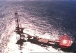 Standbild Offshore Oil Rig Atlantik, 1965, aus Sekunde 12 historischem Filmmaterial Videoclip 65675061602