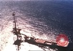 Standbild Offshore Oil Rig Atlantik, 1965, aus Sekunde 13 historischem Filmmaterial Videoclip 65675061602