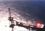 Standbild Offshore Oil Rig Atlantik, 1965, aus Sekunde 14 historischem Filmmaterial Videoclip 65675061602