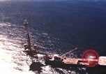 Standbild Offshore Oil Rig Atlantik, 1965, aus Sekunde 18 historischem Filmmaterial Videoclip 65675061602