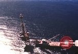 Standbild Offshore Oil Rig Atlantik, 1965, aus Sekunde 19 historischem Filmmaterial Videoclip 65675061602